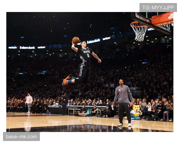 拉文全明星扣篮震撼全场，展现极致空中艺术