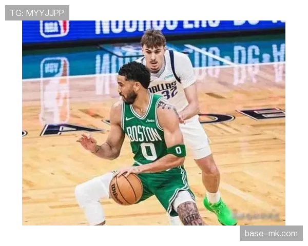 对比塔图姆，布朗无球跑位拉开进攻空间